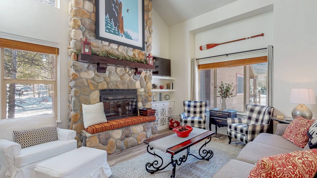 Newly renovated home with WiFi, fireplace, pool, hot tub & tennis