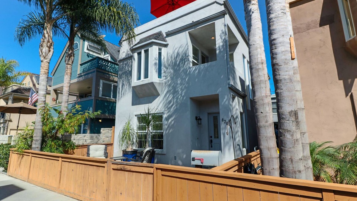Ocean or Bay steps away- Beach House with charm and comfort