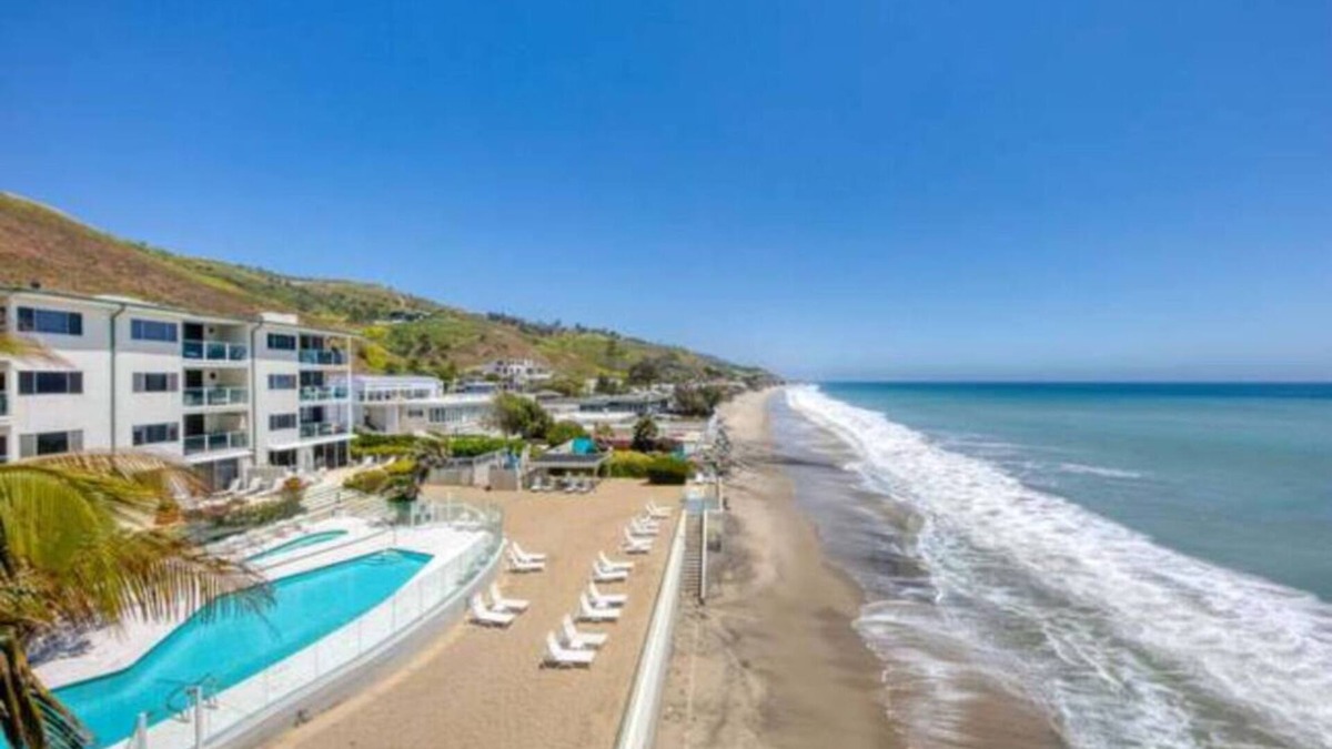 Oceanfront Bliss: Pool, Jacuzzi, No Highway Noise!