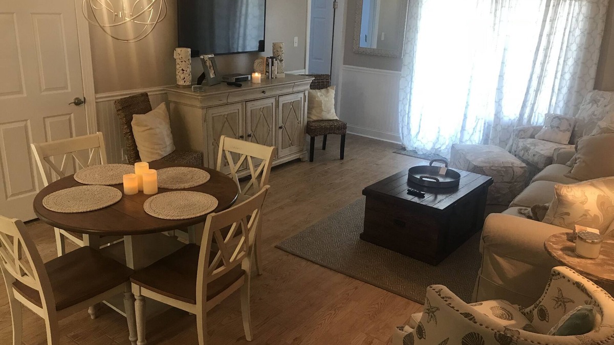 One of the best newly renovated units in the complex.Partial ocean and pool view