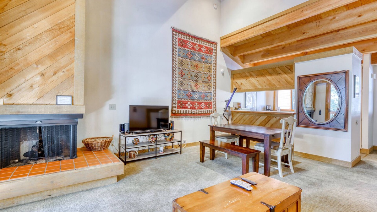 Perfect ski getaway near lifts w/wood-burning fireplace, free WiFi & balcony