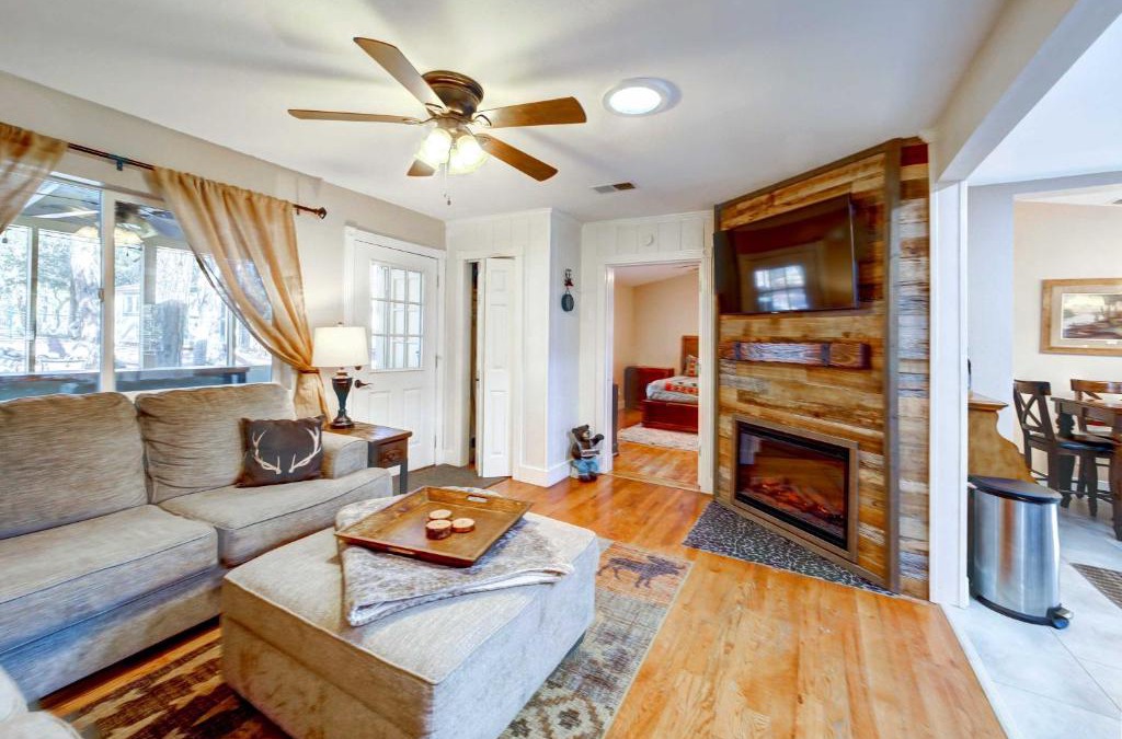 Pet-Friendly Pine Vacation Rental Cottage!