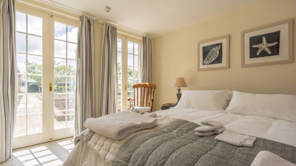 Pigsty Cottage - Luxurious apartment within orangery