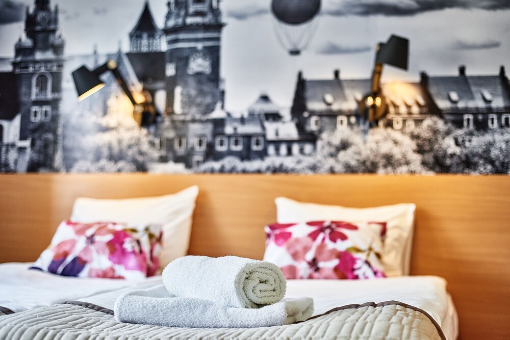 Irena and Anatol Apartment - 5 min walk to Krakow’s Main Square! Sleeps 4!