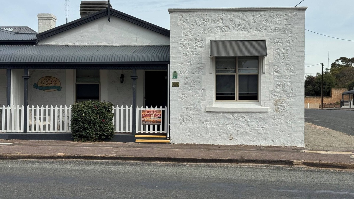 Polly's Bonnet Shop Family Spa Cottage