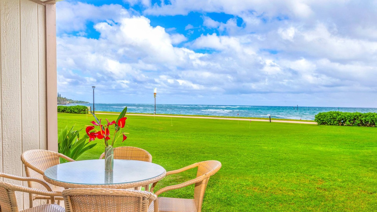 Pono Kai B109, Beautiful Oceanfront, AC, Walk to Town, Sunrise View