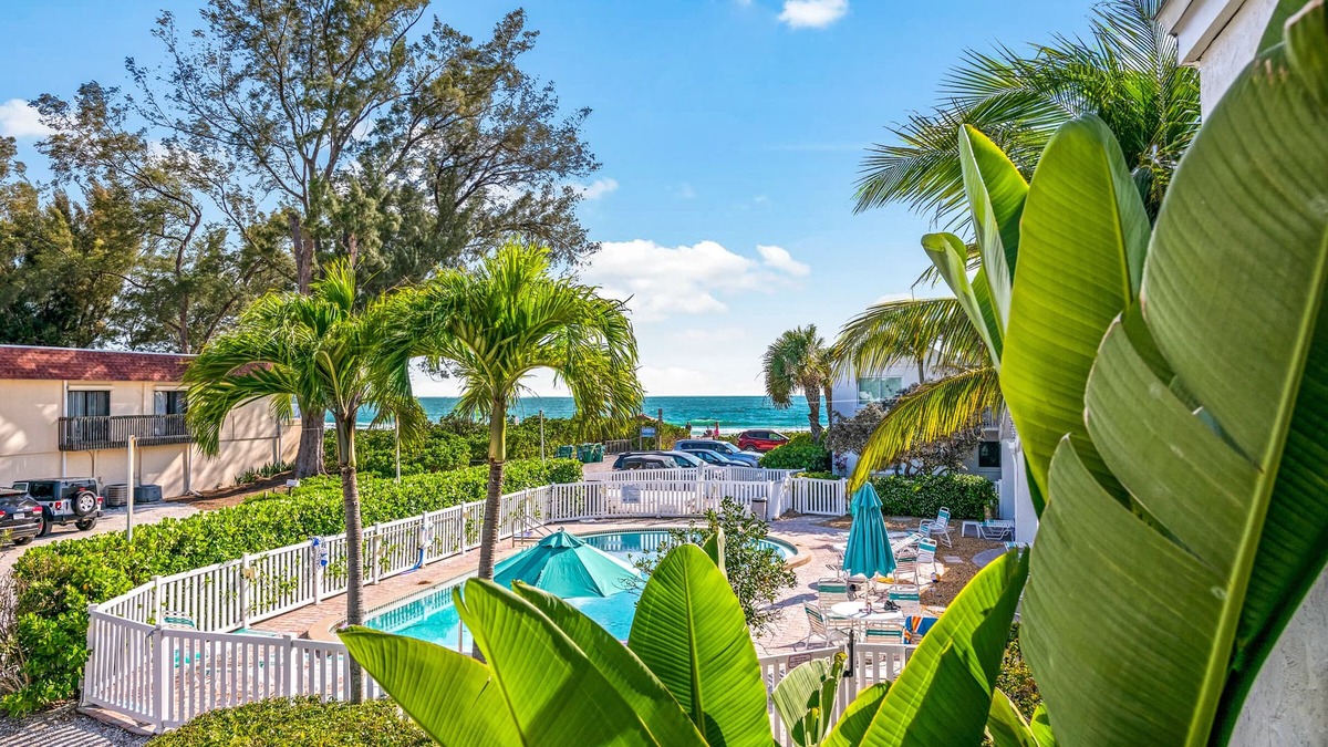 Pool and Beach Access: Ultimate Friends Getaway! - Coconuts Gulf View #117