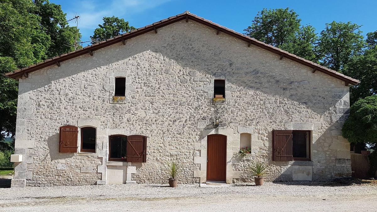 Pretty stone house with swimming pool in magnificent agricultural area