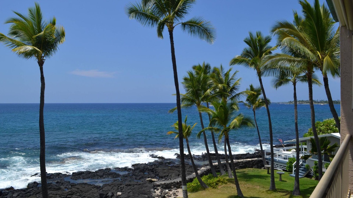 Prime Oceanfront Kona Reef Vacation Condo - D Building