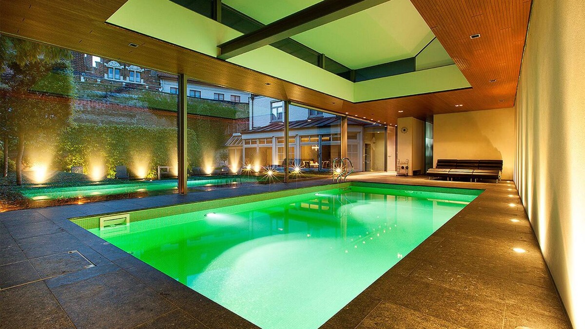 private garden and indoor pool in heart of Bruges