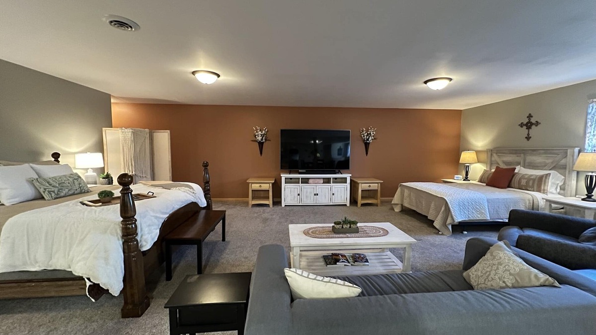 Private Large Suite, cozy, quiet & close to I-75