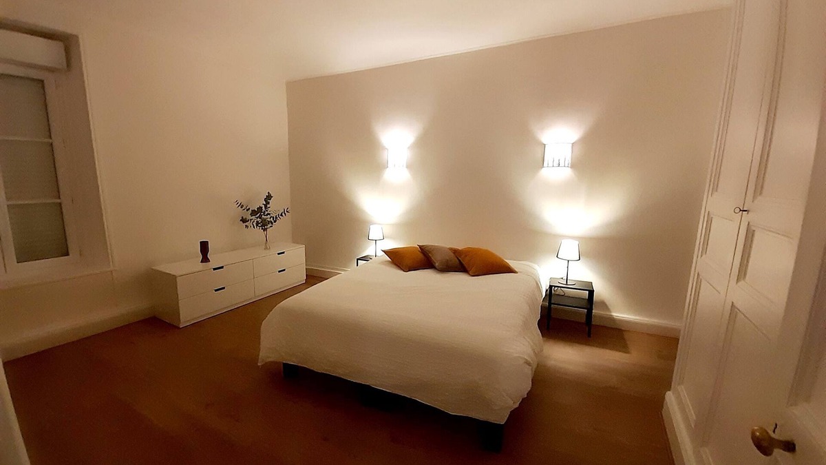 Quiet apartment in the center of town with closed garage at the bottom of the house
