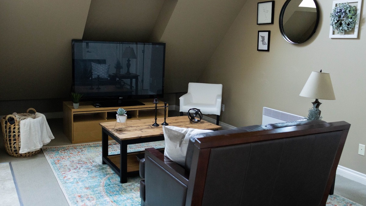 Quiet, cozy 1 bedroom suite, w/separate entrance. Now with A/C!