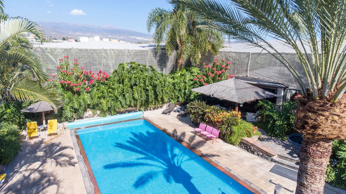 Quiet Picturesqe Banana plantation, Heated pool, walking distance to shops&rest