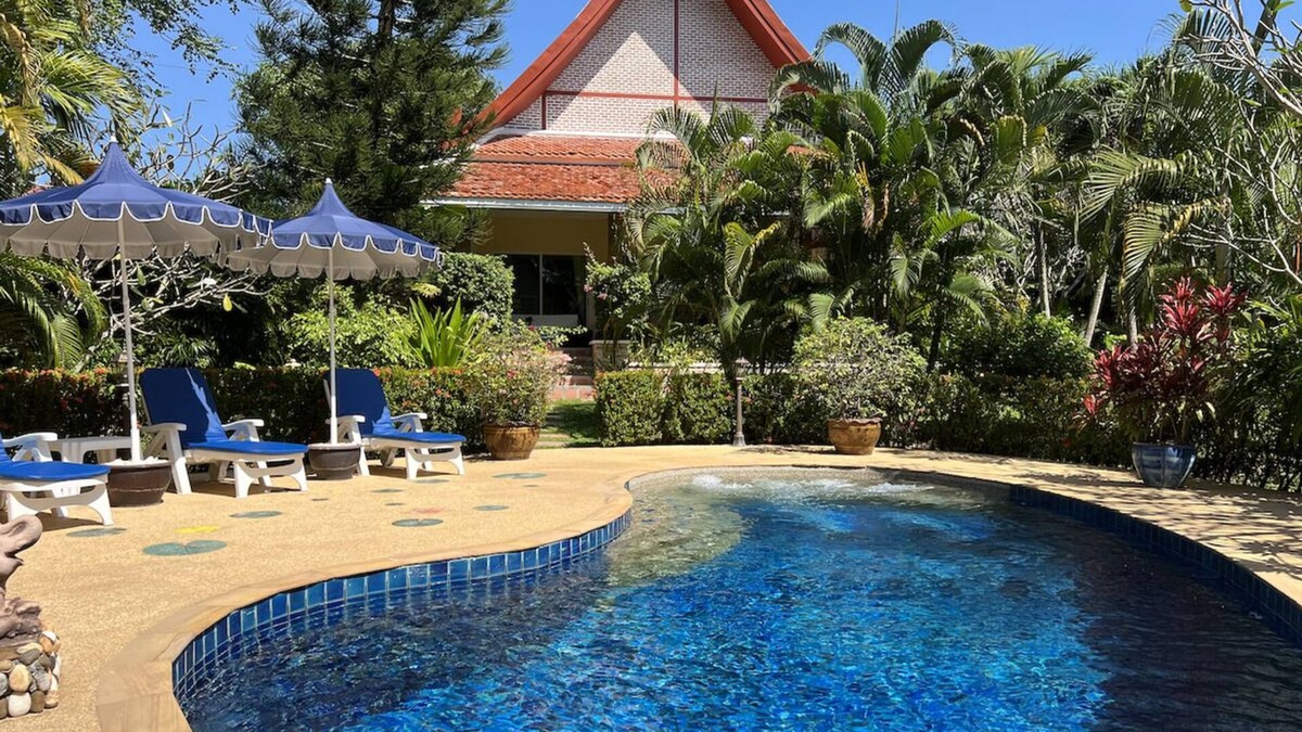 RARE ! 3 bed-3bath, swimming-pool-jacuzzi, property 1 600 m2, tropical garden, quiet area