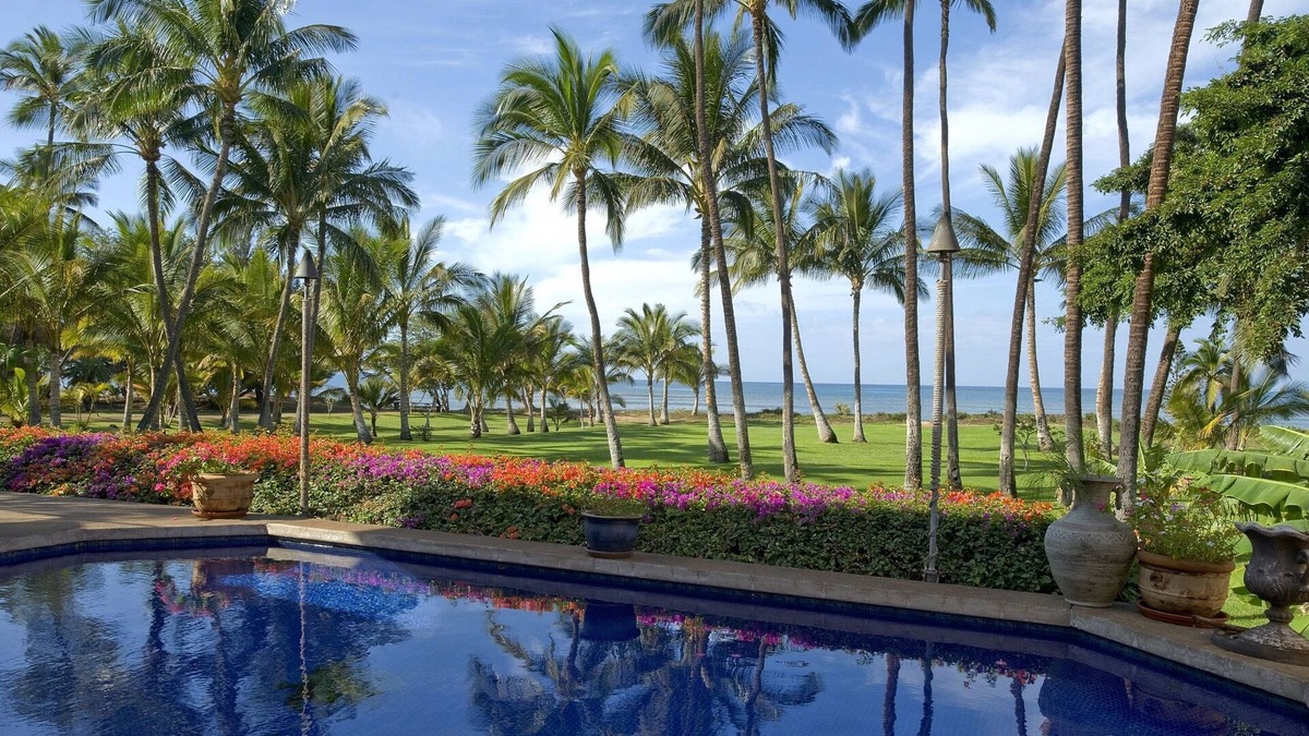 RARE, GATED PRIVATE BEACHFRONT HOME, PRIVATE POOL 6 BED 6 BATHS