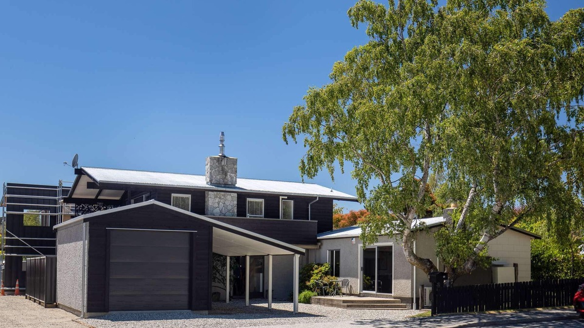 Renovated Wanaka Classic with Lake Views