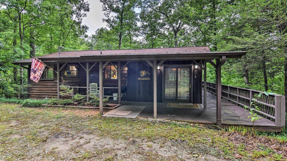 Robbinsville Cabin w/Deck: 3 Mi to Fontana Lake!