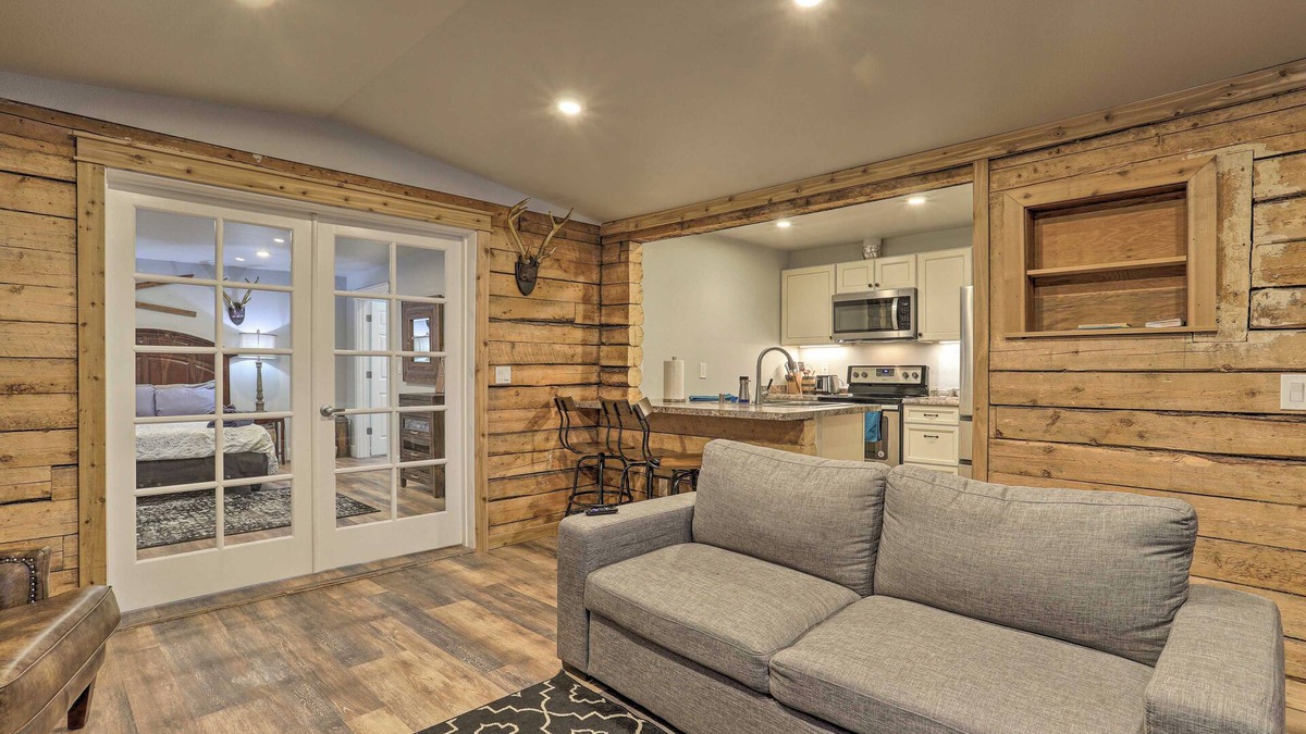 Rustic Anchorage Hideaway: Walk to Coastal Trail!