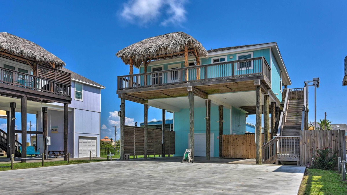 'Sea Breeze' Crystal Beach Home - Walk to Beach!