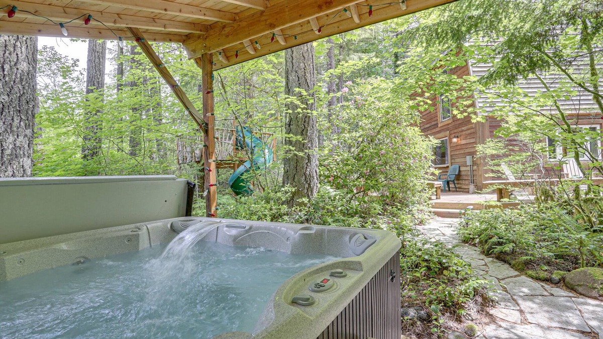 Secluded River Breeze Chalet, Hot Tub, Deck, BBQ, Woodstove, Dog-Friendly