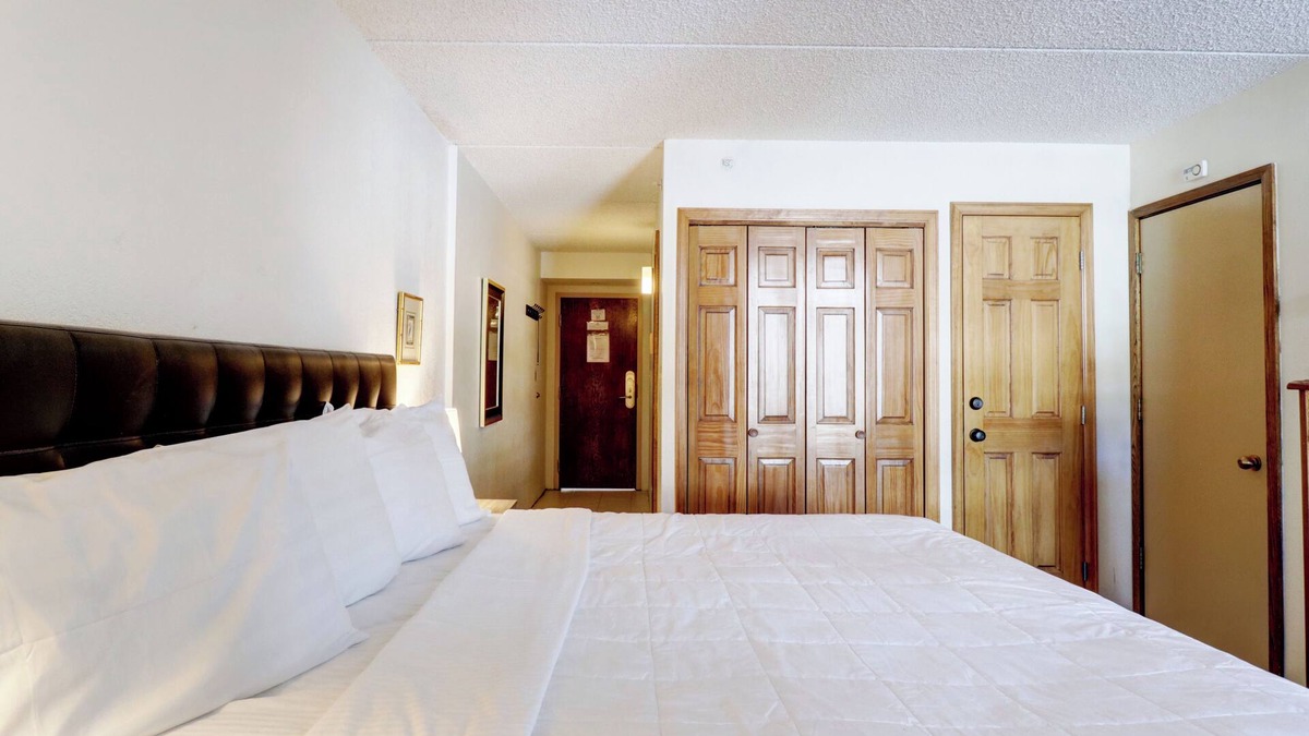 Ski-In/Ski-Out Hotel Room, Steps to American Eagle Chairlift - MP518H