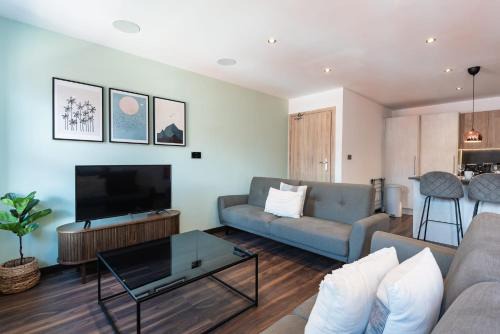 Smart 2 Bed Apartment with Parking in Central Hull