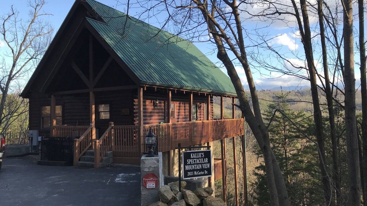 Spacious 4BR Cabin Near Dollywood – Hot Tub, Game Room & Stunning Mountain Views