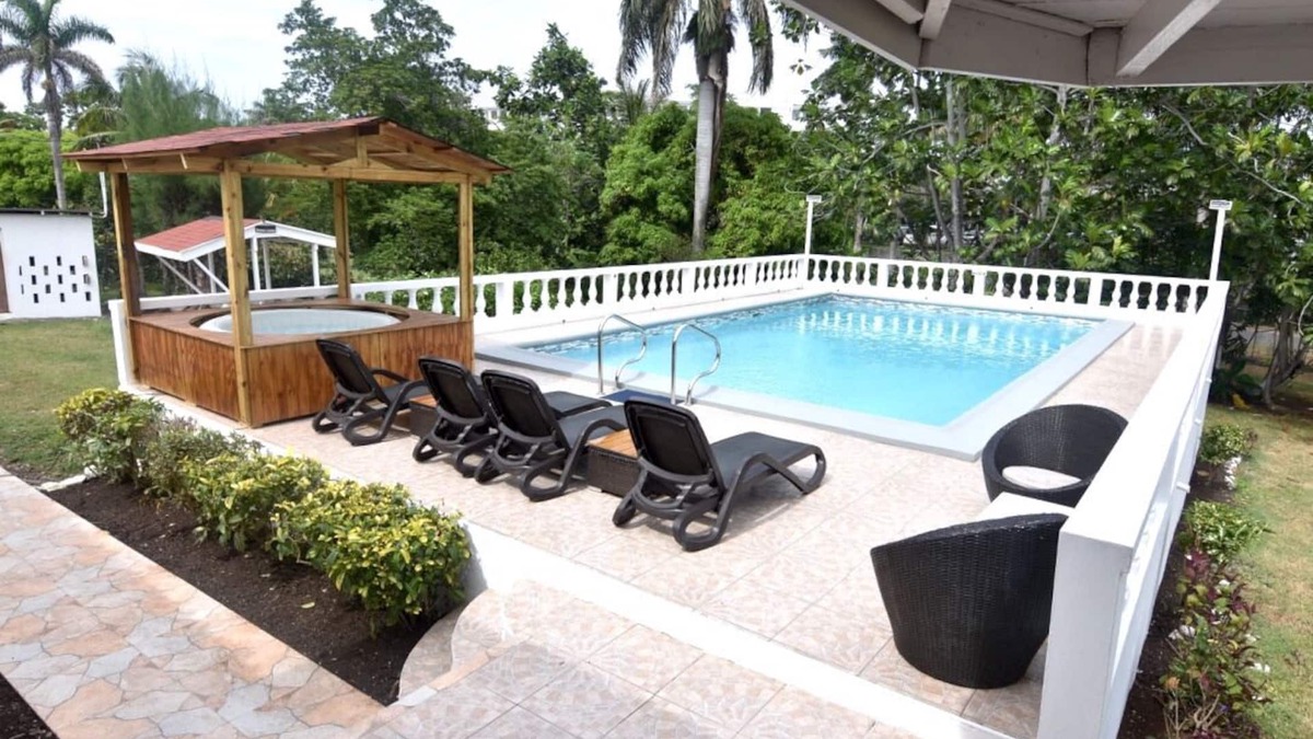 Spacious contemporary Studio Apartment with swimming pool 5 mins walk from beach