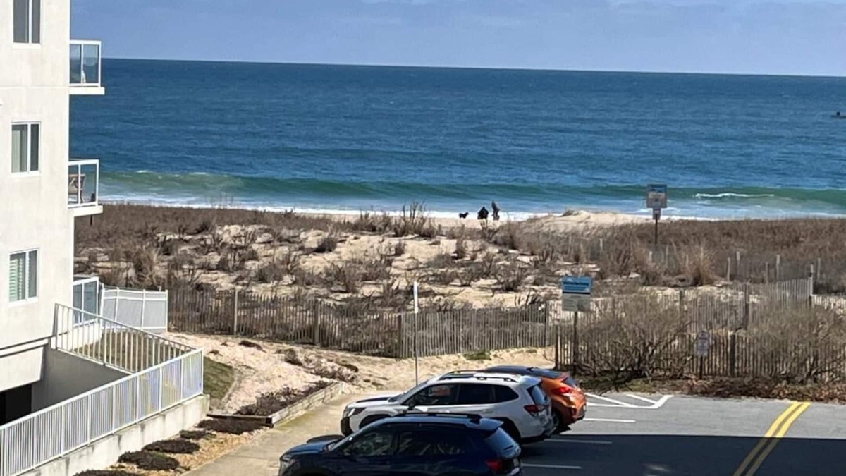 Spacious Mid-Town Condo with Bay and Ocean Views.Steps to the Beach!