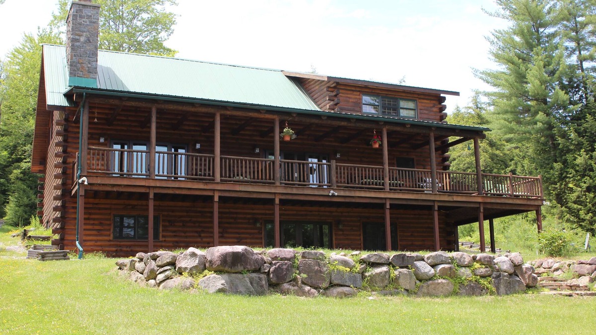 Spectacular Lakefront Cabin on 12 acres on Friends Lake
