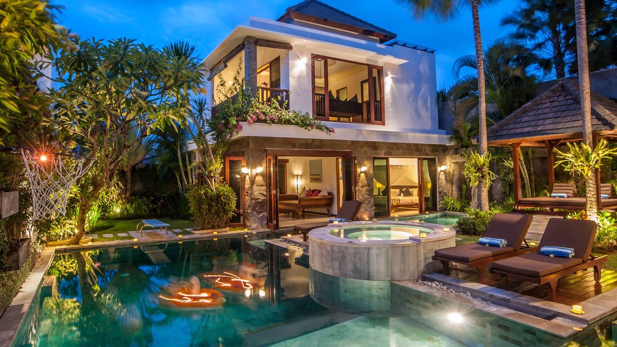 Staffed Luxury Villa, Chef Services. Beach & Shops Central Seminyak,