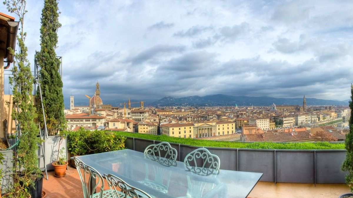 Stunning Renovated Cental Penthouse w/Amazing Views! 5 Terraces & 5min to Town