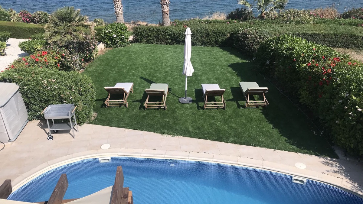 Stunning Seafront 2 Bedroom Villa with Private Pool