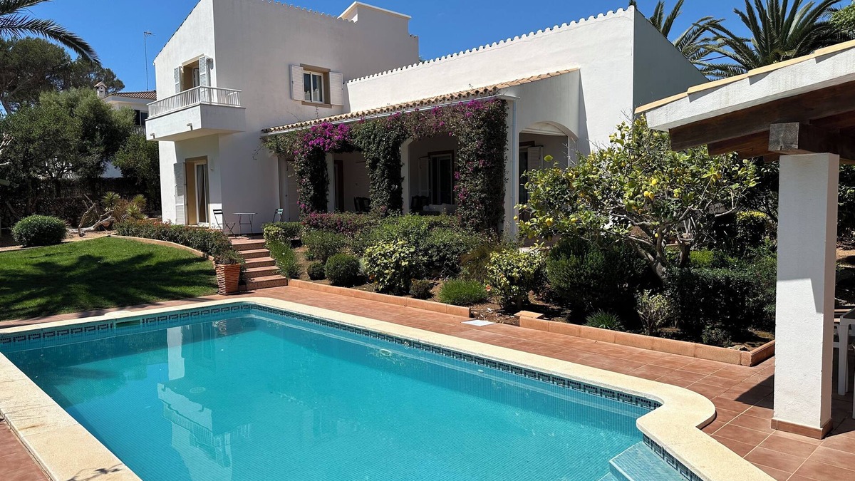 Stylish 3-Bedroom Villa with Private Pool, Garden and WiFi in Peaceful Location
