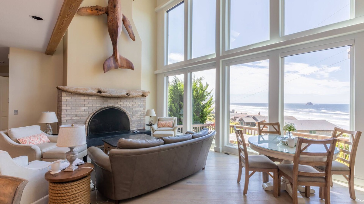 Sunny, Spacious 3500 sq ft Beach House w/Ocean Views, Gourmet Kitchen, Local Art