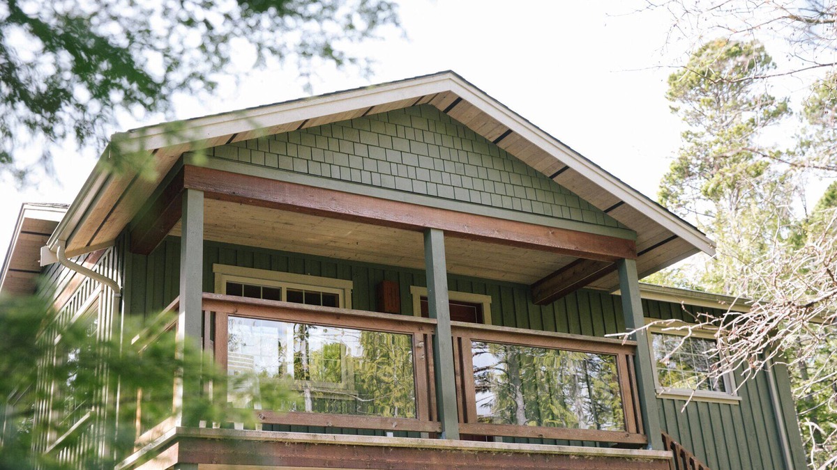 Sunrise Suite - A cozy forest sanctuary. 3min walking distance to the beach!