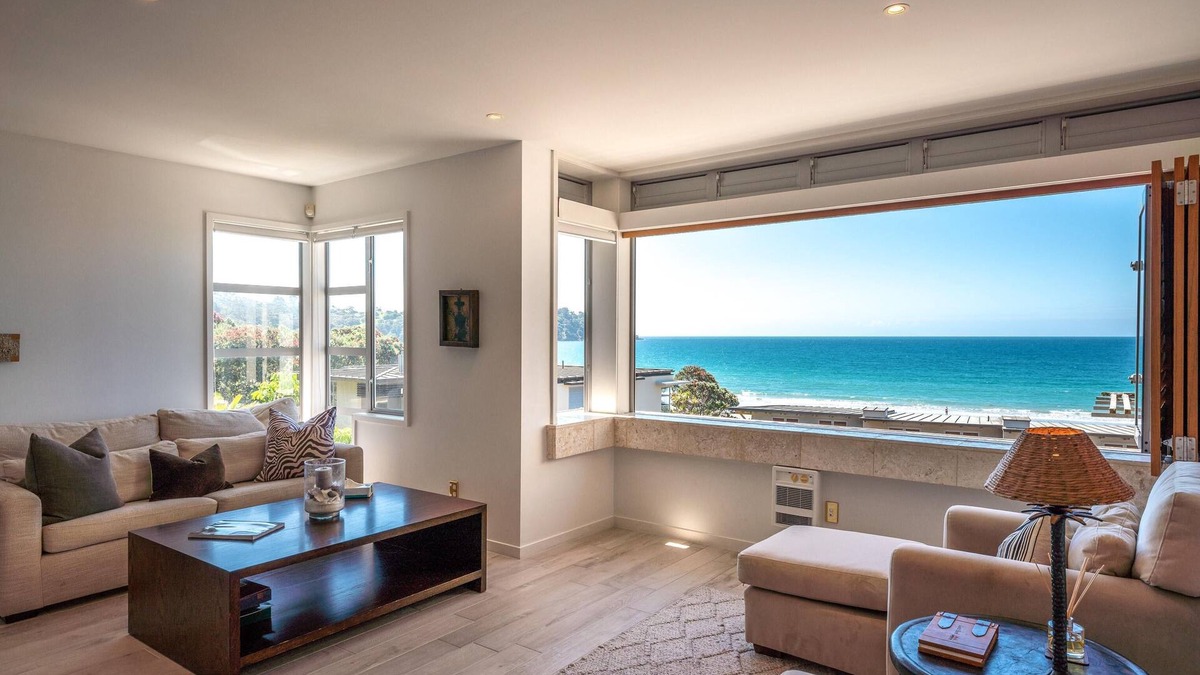 Sunshine On The Beach - The Sands Unit 10 - Sunshine On The Beach is a beautifully appointed two bedroom apartment located at ‘The Sands’ resort right next to Onetangi Beach on Waiheke Island. Sleeping a maximum of 4 adults and 2 children, this is a