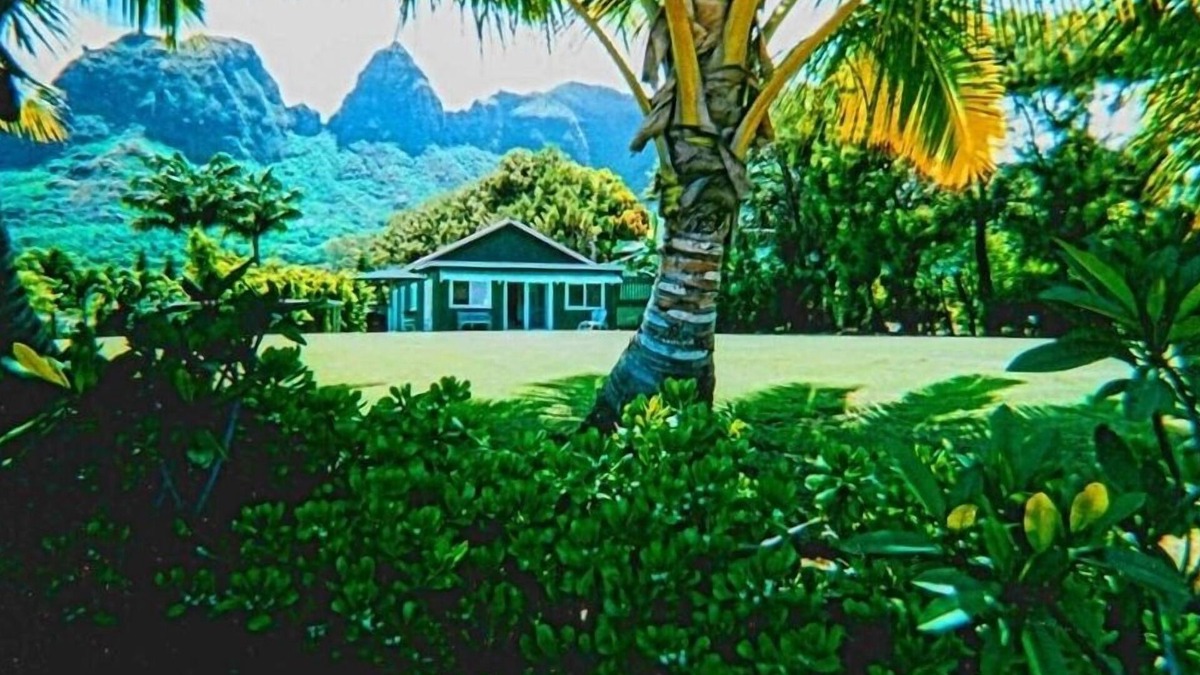 Sweet Rustic Cottage ~ Ocean View ~ Short walk to beach