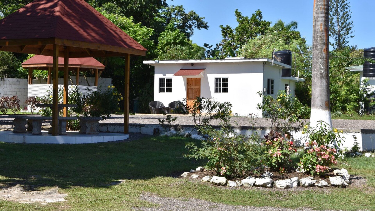 The Cottage very comfortable, relaxing also secure, 5 minutes walk from beach