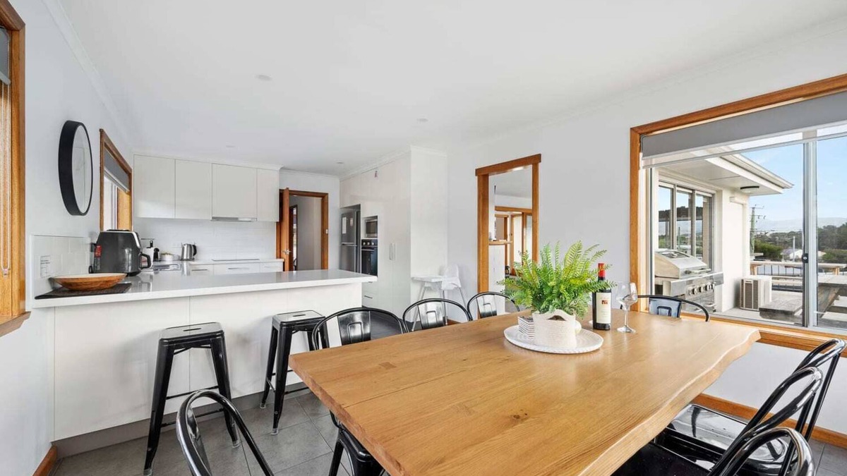 "The Residence" -Sleeps 11, Ideal for Large Groups