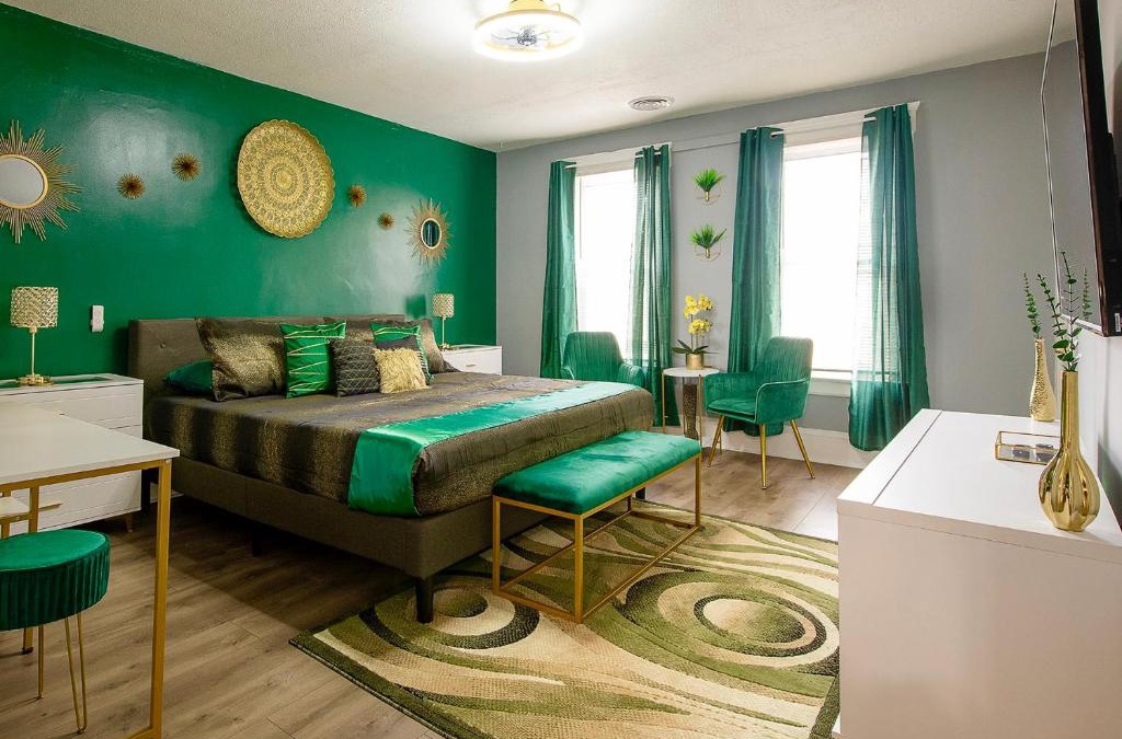 Tremont Emerald - Cozy Stylish Home One Block To Christmas Story House, Near Downtown With 300MB Wifi, Parking & Self Check-In