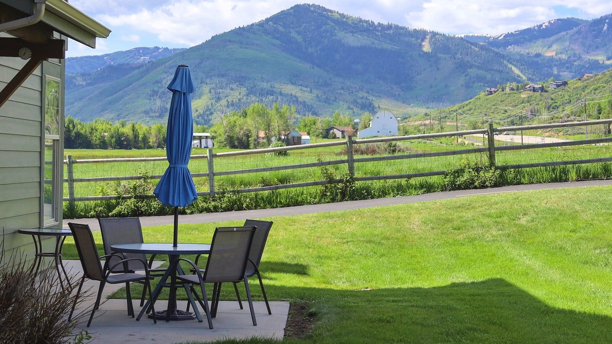 Two-Story Condo Near Skiing with Fast WiFi, Central AC, Fireplace, & Grill
