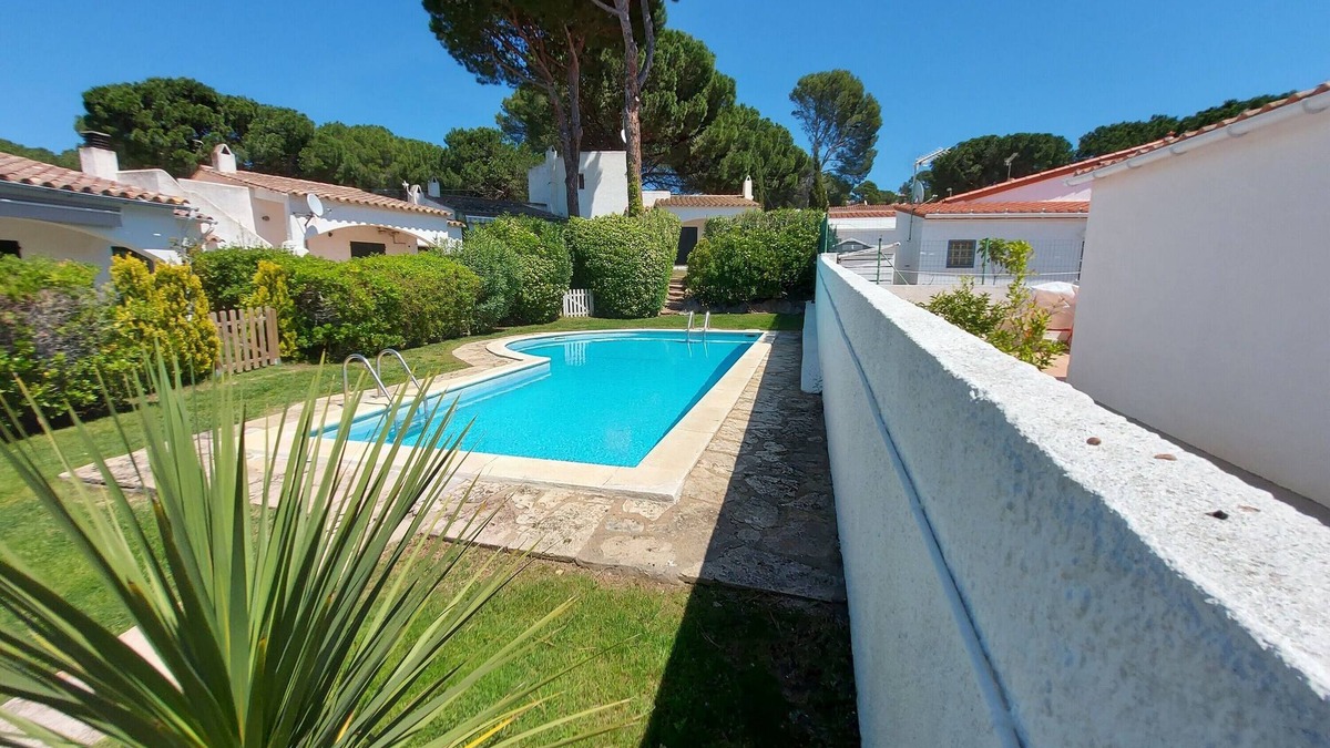 Typical house under the pines with swimming pool and wifi