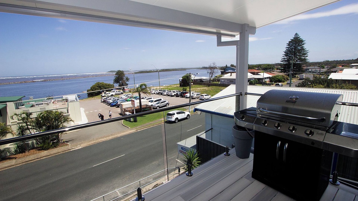 UNIT 2 OPPOSITE BEACH, RIVER ,HOTEL,CLUB,WALKING DISTANCE TO ALL VENUES ETC.n