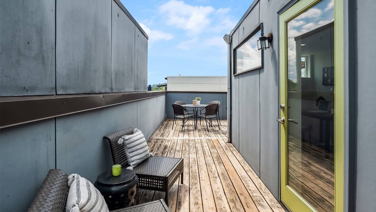 Upscale Seattle Loft Townhome - Pack and go, no cleaning!