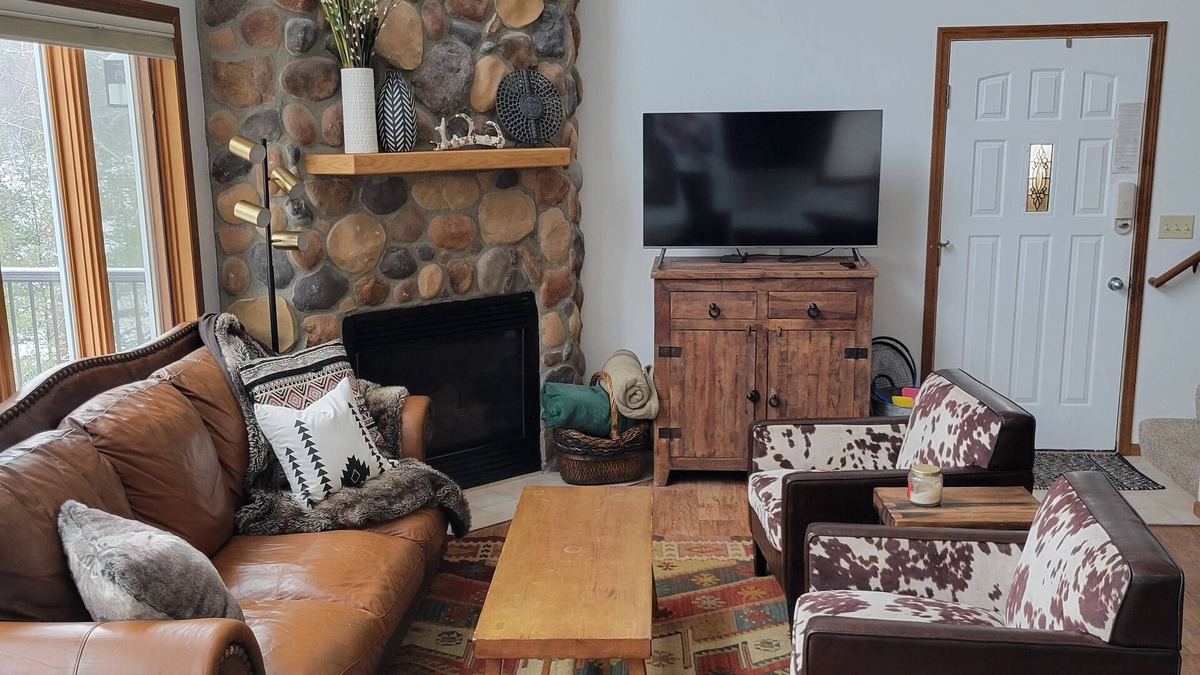 Spacious Lakefront Villa, 4 Bed/3 Bath, Ski/ Golf/ Fish/ 4 Season Trails