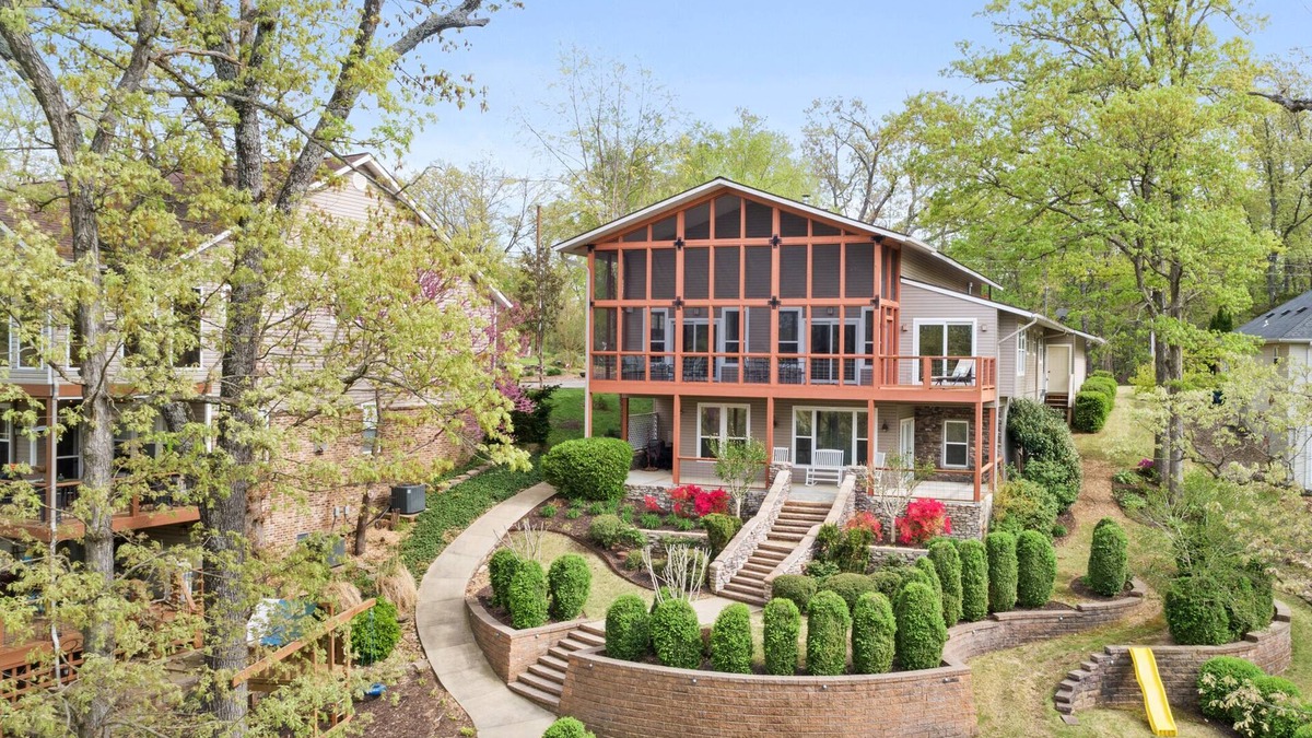 Beautiful Ozark Mountain Lakehouse