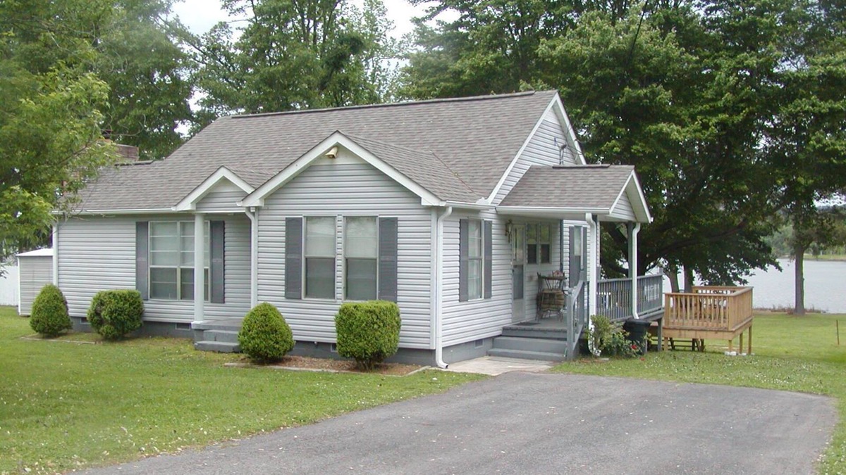 Pet Friendly! Lakefront Cottage with a 2 person Kayak available