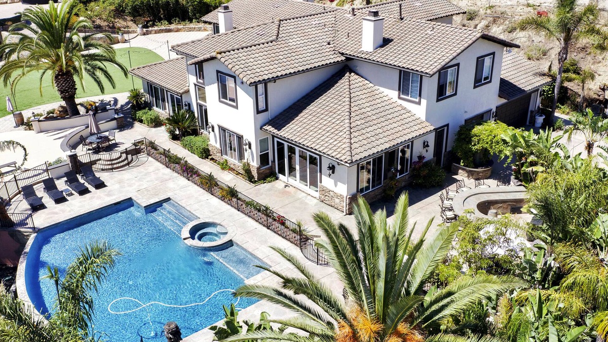 Stunning Estate on 5 acres- Infinity Pool- Bonfire- BBQ area